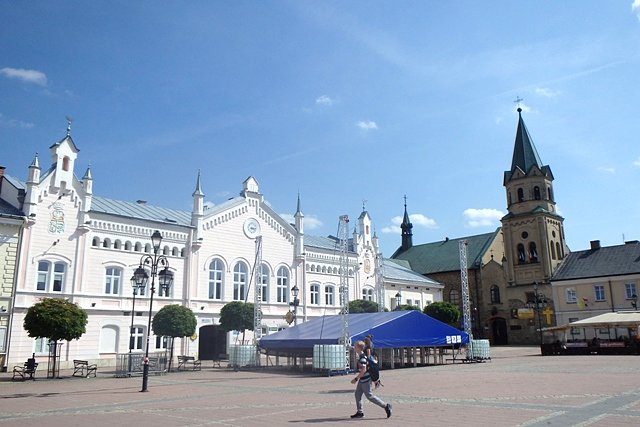 Budynek ratusza i kościół oo. franciszkanów na rynku w Sanoku