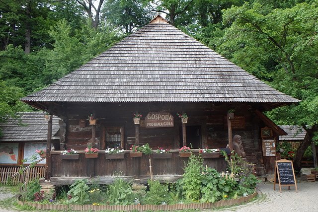 Gospoda pod Białą Górą przed sanockim skansenem