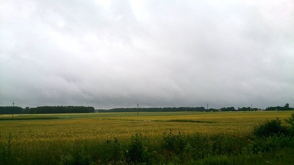 Ciemne chmury nad polami