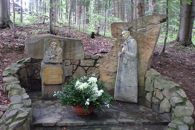 Na drodze wiodącej do klasztoru Zgromadzenia Sióstr Najświętszej Rodziny z Nazaretu w Komańczy