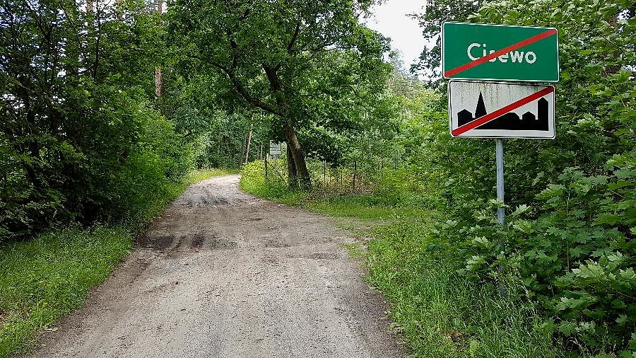 Koniec szosy,początek drogi do Miedwiecka lub Grzędzic