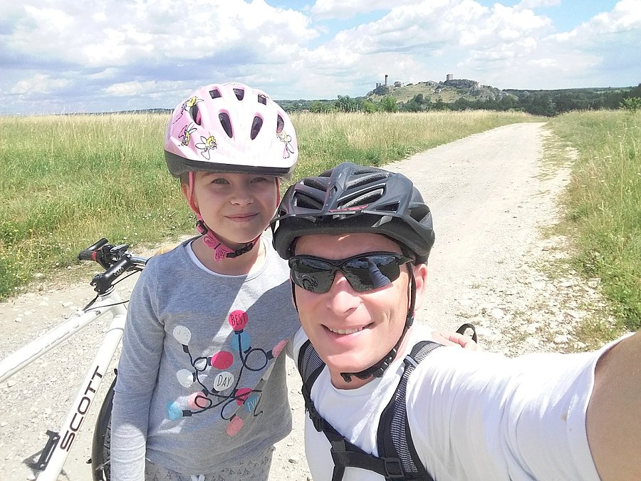 Na Ostrówku z Amelką. W tle zamek w Olsztynie