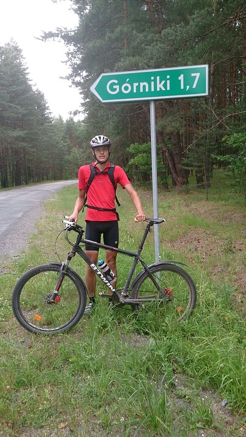 Piotrek przy znaku