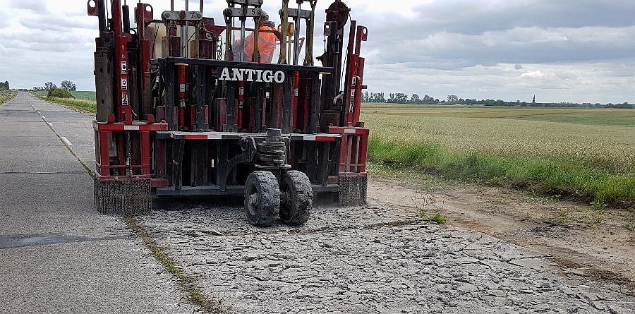 Maszyna drogowa niszcząca betonową drogę