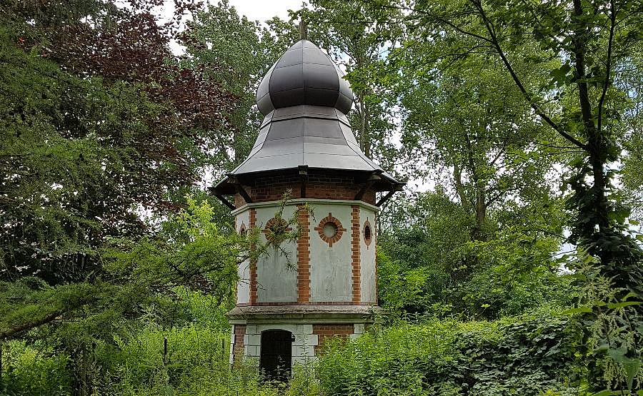 Małkocin (niem.Mulkenthin) Zabytkowy murowany gołębnik z 1854 r. w formie wieży