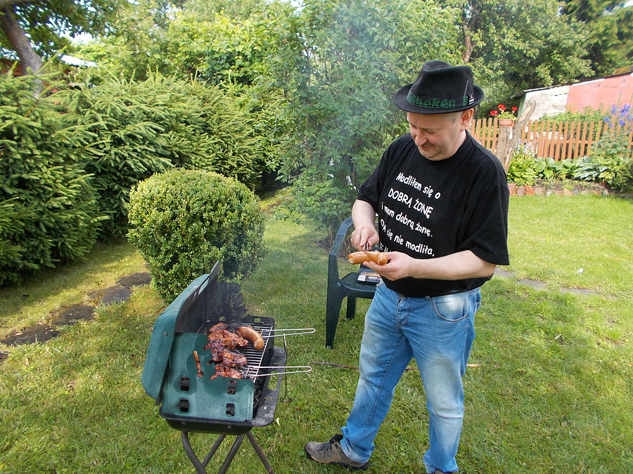 Endriu przy grillu