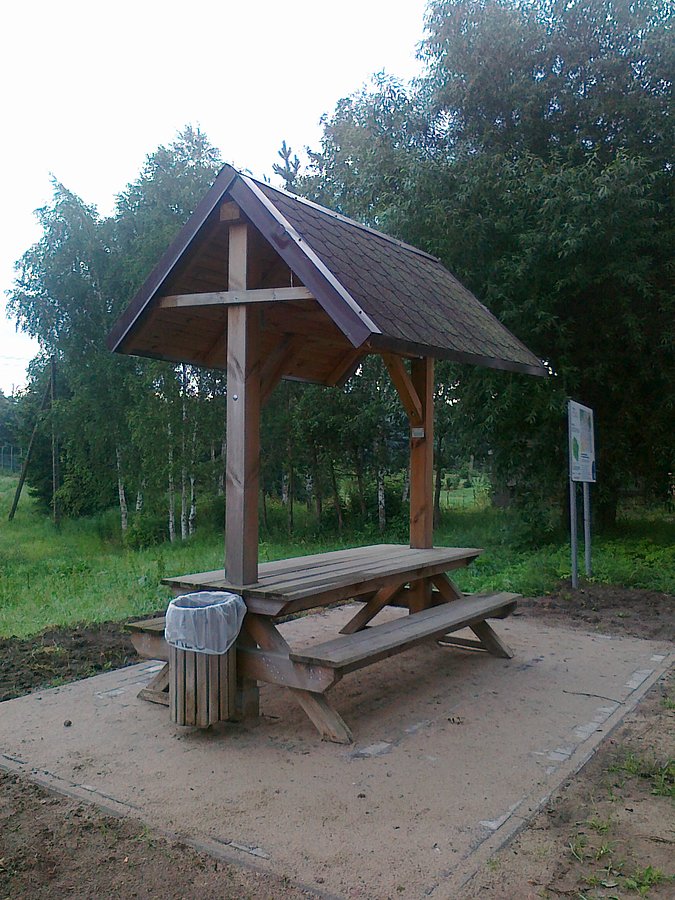 A obok nowa wiata na przystanku Wiślanego Szlaku Rowerowego