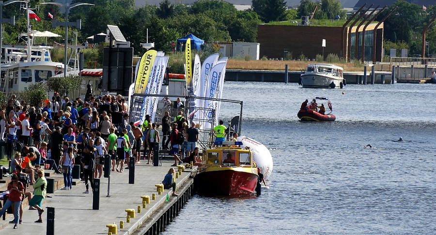 Szczeciński triatlon - pływanie wpław przez Odrę