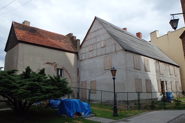 Niestety, ale dawna plebania (najstarszy dom w Chojnicach) od dwóch lat jest ciągle w remoncie