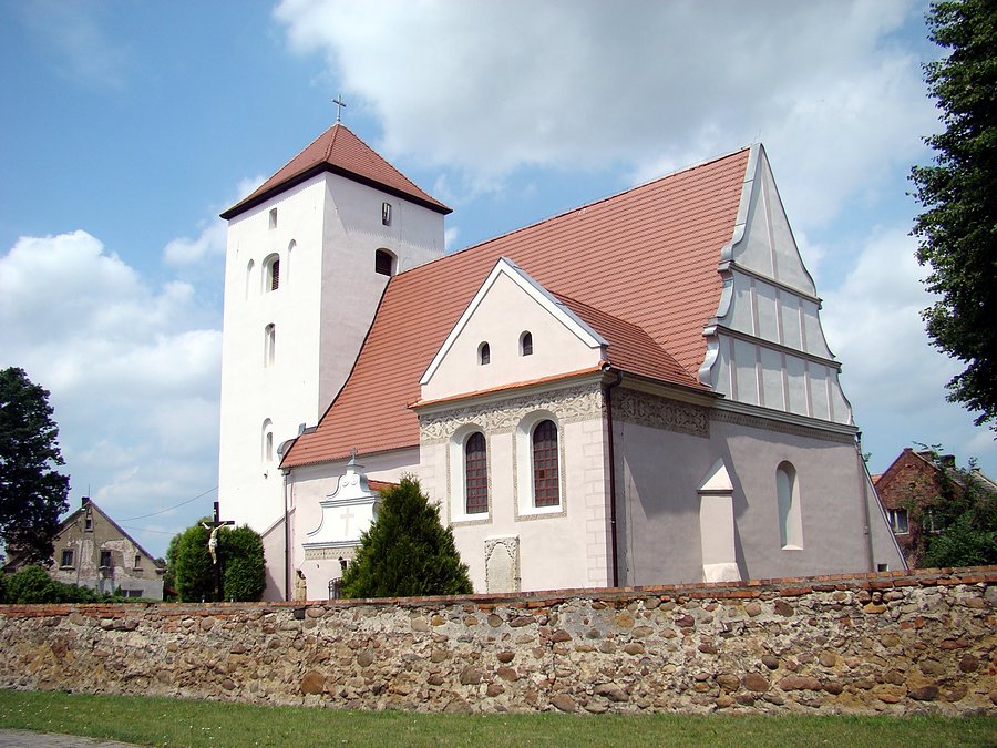 Niedawno odnowiony kościół w Szymocinie