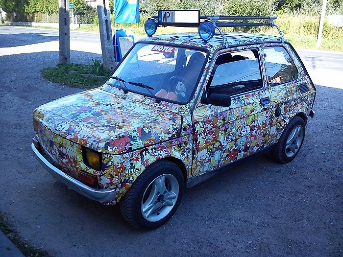 Dzieci kwiaty ruszyły w Polskę swym ukwieconym maluchem. Fantazja nie zna granic