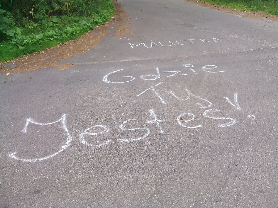 Dramatyczny apel w środku lasu ;)
