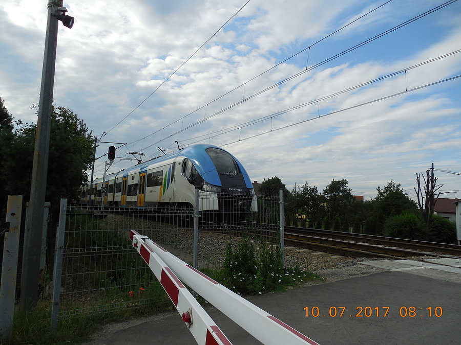 EN 076-003 "Elf" jako pociąg osobowy Kolei Śląskich nr KS 49714 Zwardoń-Katowice zmierza w stronę przystanku Katowice Podlesie