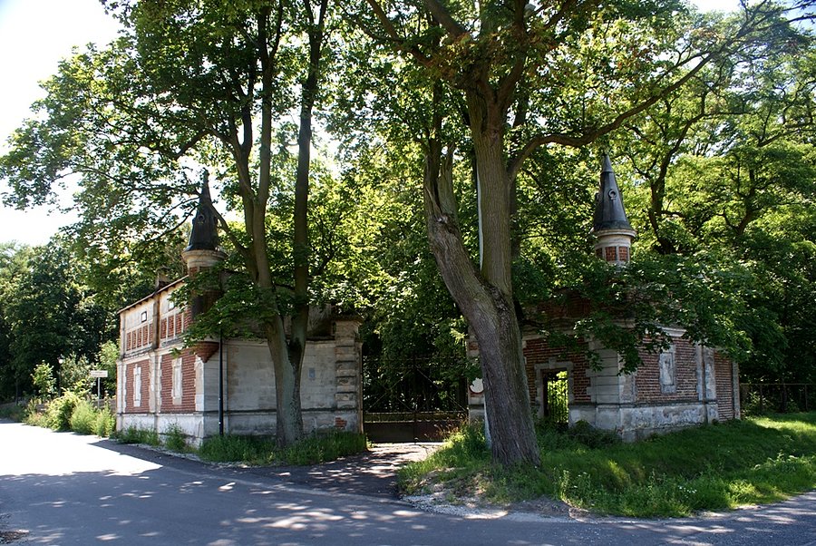 Brama - zespół pałacowo-parkowy w Brzeziu