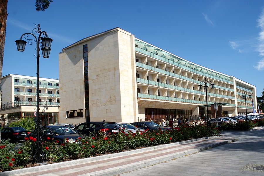 Wieniec Zdrój - kilka lat temu jeszcze go budowano. Dziś stoi, w centrum uzdrowiska, Spa.... Ceny napewno porażają