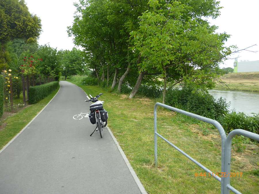 Przejeżdżam przez most w Przemyślu i wbijam się na ścieżkę Green Velo lecąc wzdłuż Sanu