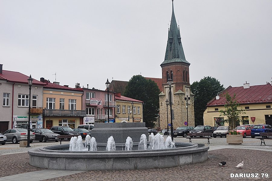 Strzyżów - Rynek w tle kościół Niepokalanego Poczęcia NMP i Bożego Ciała