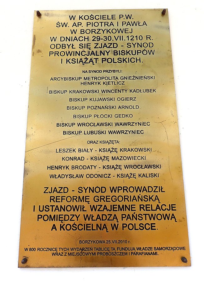 Tablica na kościele w Borzykowej
