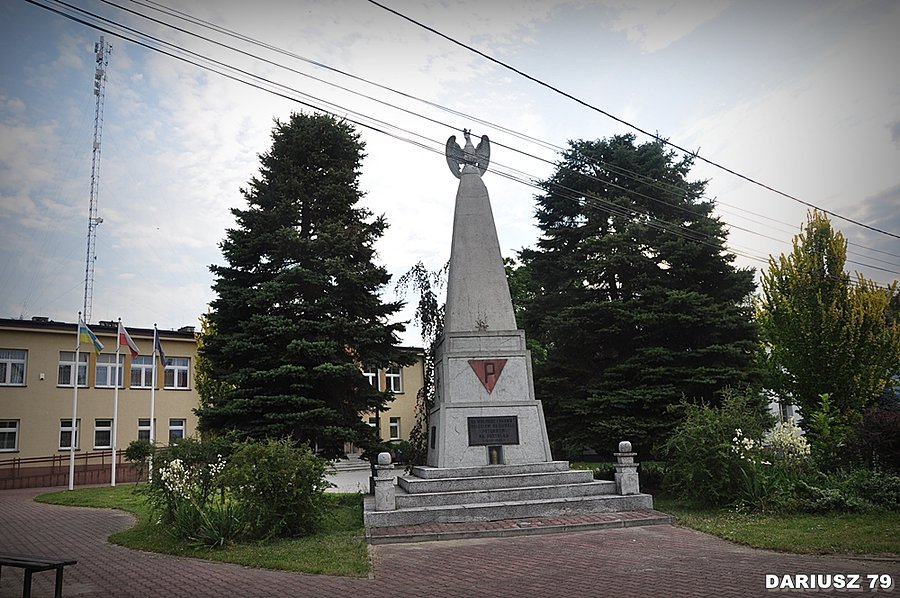 Borzęcin - Pomnik