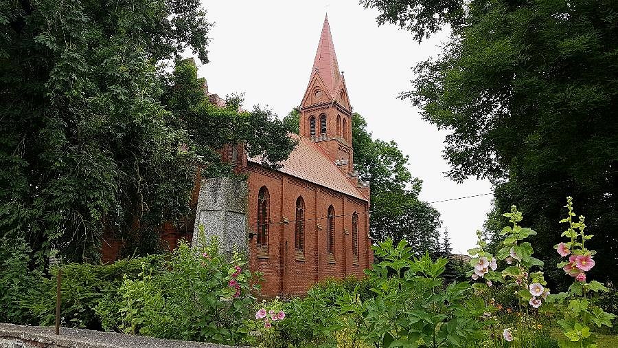 Darż (niem,Daarz) Kościół filialny p.w. św. Stanisława Kostki z XIX w i pomnik poświęcony mieszkańcom wsi poległym w I wojnie światowej