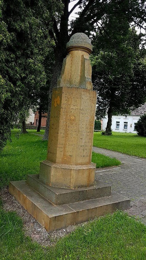 ROŻNOWO NOWOGARDZKIE (niem.Rosenow) Pomnik poświęcony mieszkańcom wsi poległym w I wojnie światowej