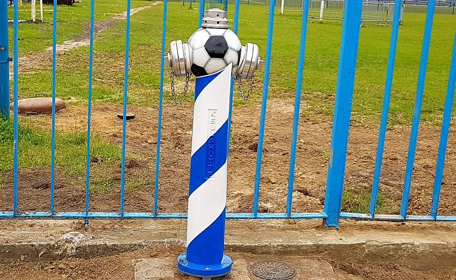 Hydrant piłkarski przy stadionie Błękitnych