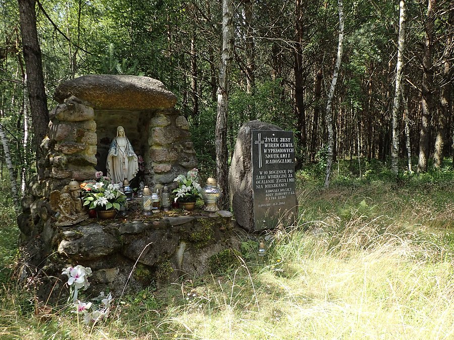 Kapliczka w lesie