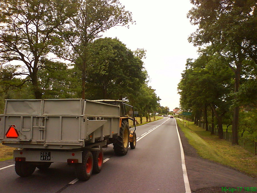 Widok na traktór z perspektywy 36 calowego koła