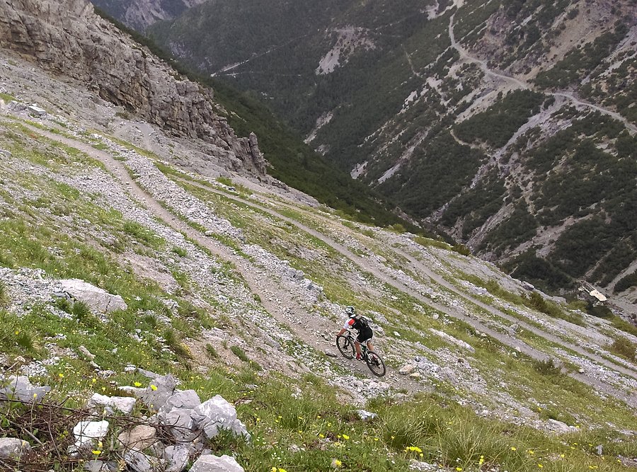 Te wypasione do MTB singielki zjazdowe wymagają 100% skupienia by nie spasć w przepasć