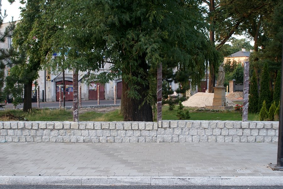 Stare ogrodzenie kościoła było w stanie zagrażającym życie, teraz będzie nowe....coś mi się wydaje, że za pieniądze miejskie, nie kościelne :(