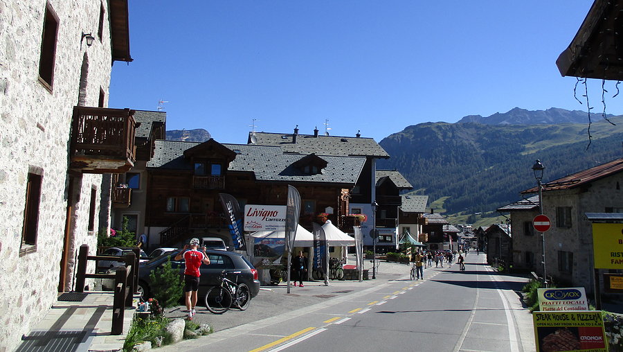 Poniedziałkowy poranek w Livigno wita nas bajkową pogodą :)