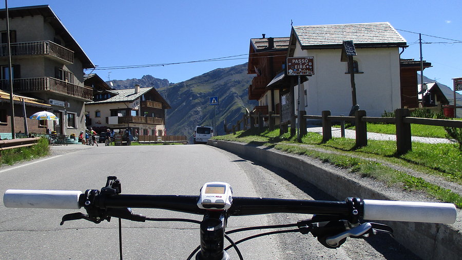Pierwsza przełęcz zdobyta (Passo Eira, 2208 m) zdobyta, pora na krótki zjazd