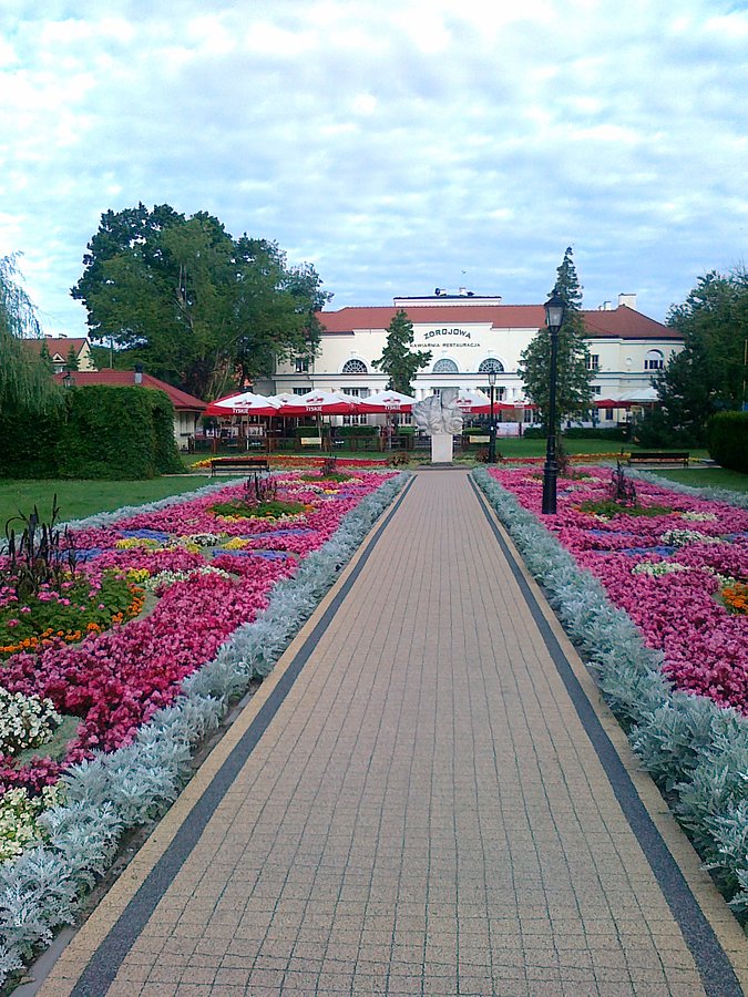Ciechociński deptak. W oddali restauracja Zdrojowa