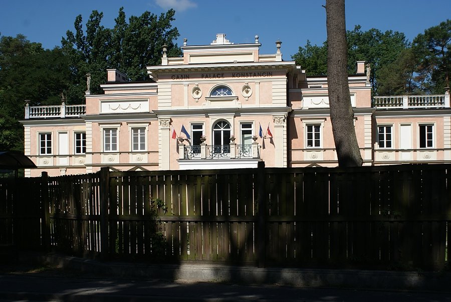Casin Palace Konstancin - widok z głównej ulicy