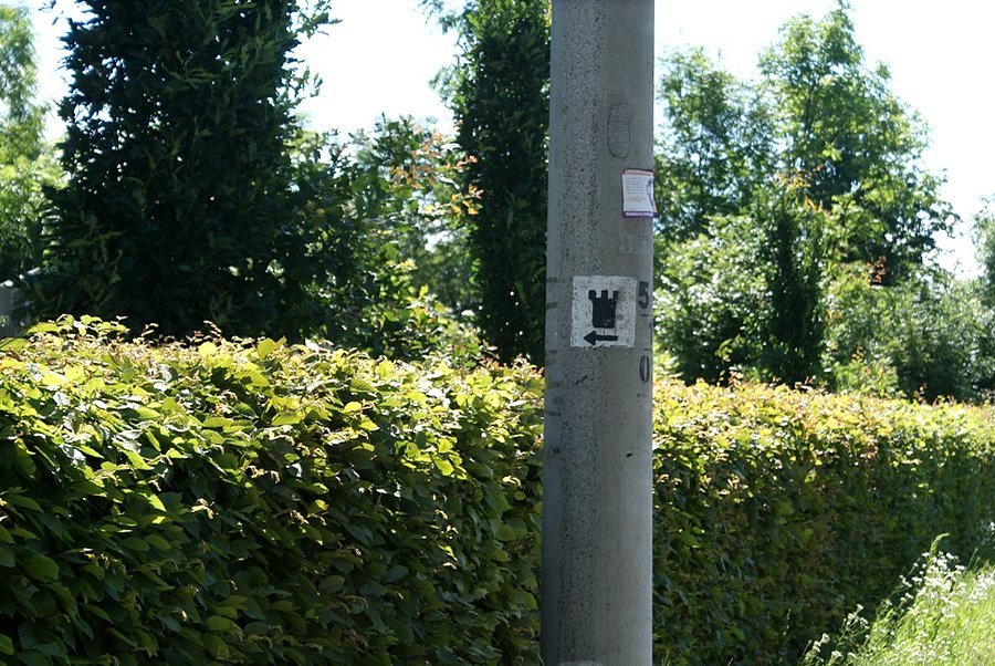 Ledwo widoczny znak, na zamek?