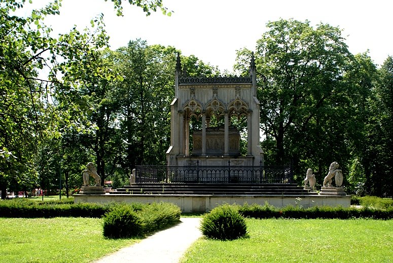 Wilanów - Neogotycki grób Potockich z 1832r
