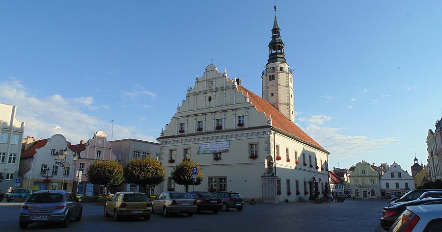 Ratusz na rynku w Głogówku