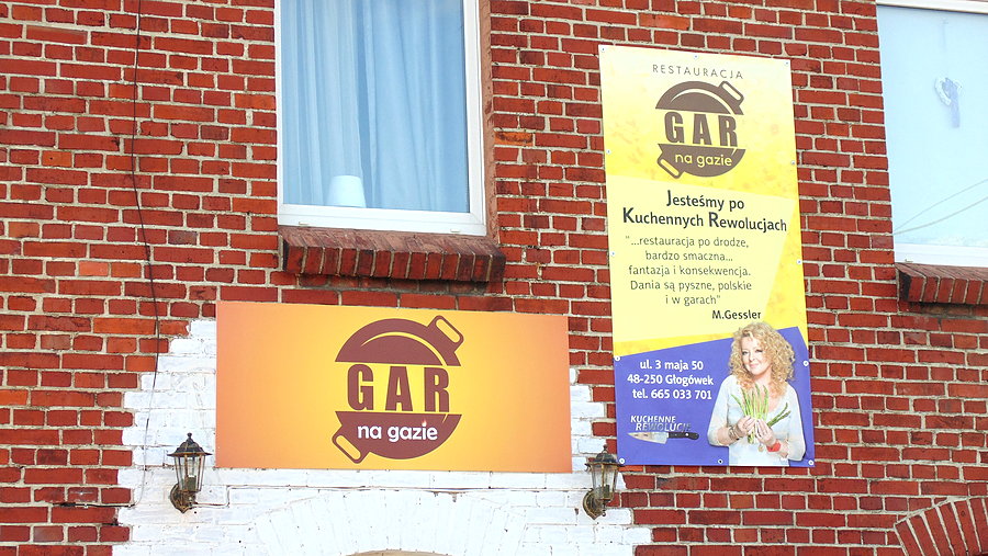 Gar na gazie - restauracja po "kuchennych rewolucjach" w Głogówku - napis oraz banner nad wejściem