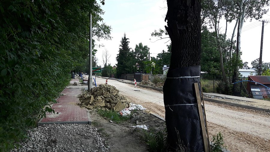 Jazda terenowa ulicą Pszczelińską w Brwinowie