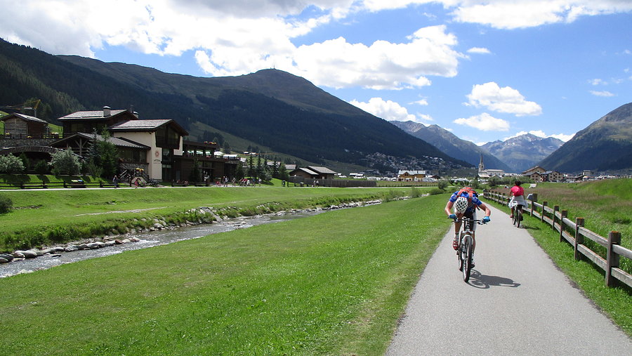 Lajtowa ścieżka rowerowa w Livigno. Drogbas gada z łydkami :)