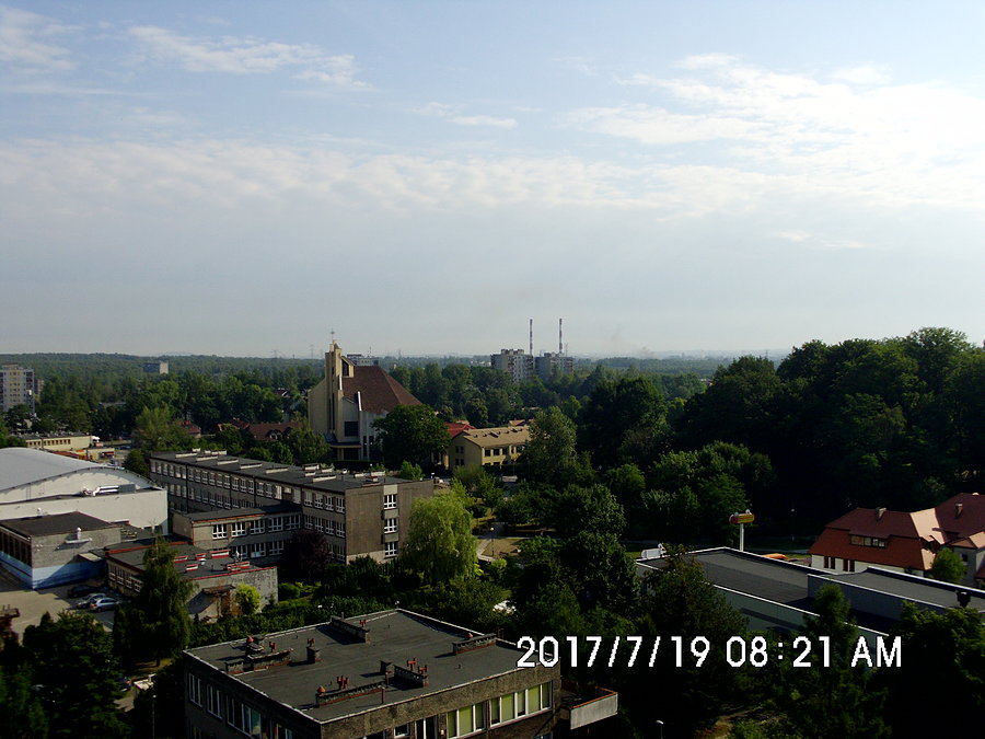 Giszowiec. Na pierwszym planie kościół pod wezwaniem Świętej Barbary a w głębi Kopalnia Wieczorek