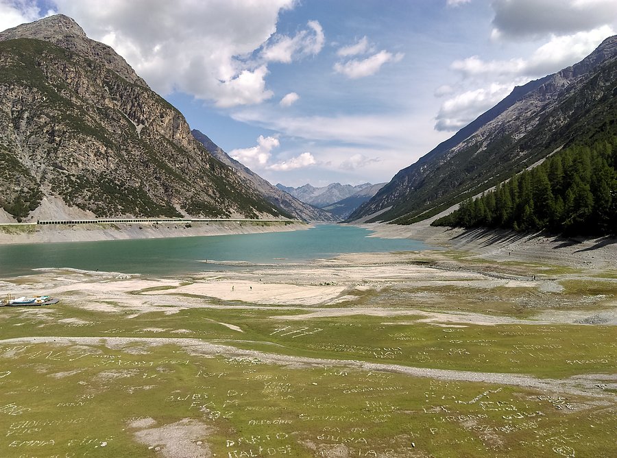 Nad Lago di Livigno. Pełno tam na dole napisów z kamieni :)