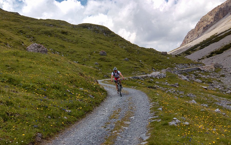 Po wjechaniu na 2300m pora na zjazd, na początek bez szaleństw