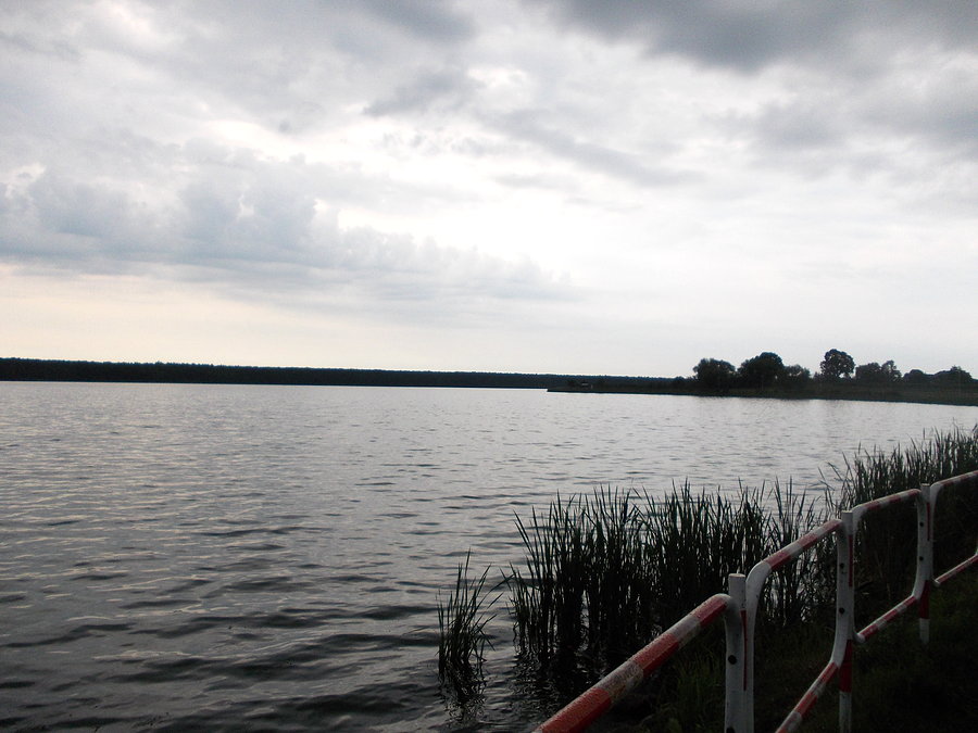 Ciężkie chmury nad zalewem