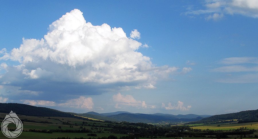 Wielka chmura nad prawie-bieszczadami (znad Mszany)