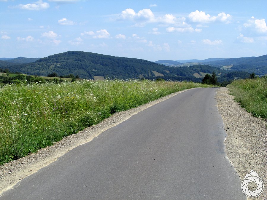 Wąskie istrome asflaty wprowadzające w pogórze