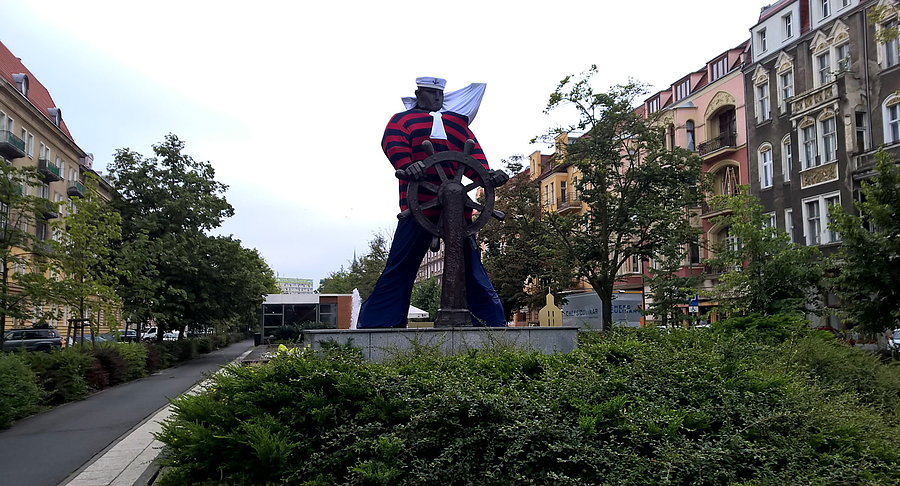 Kolorowy marynarz z alei fontann