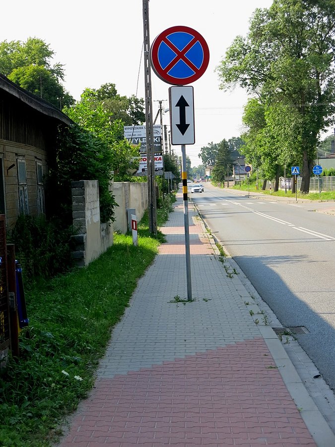 Ujazd - absurd drogowy - znak na środku chodnika