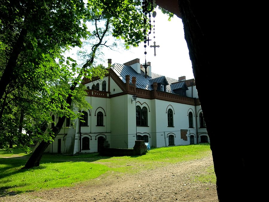 Pałac Ostrowskich usytuowany w parku o powierzchni 14ha