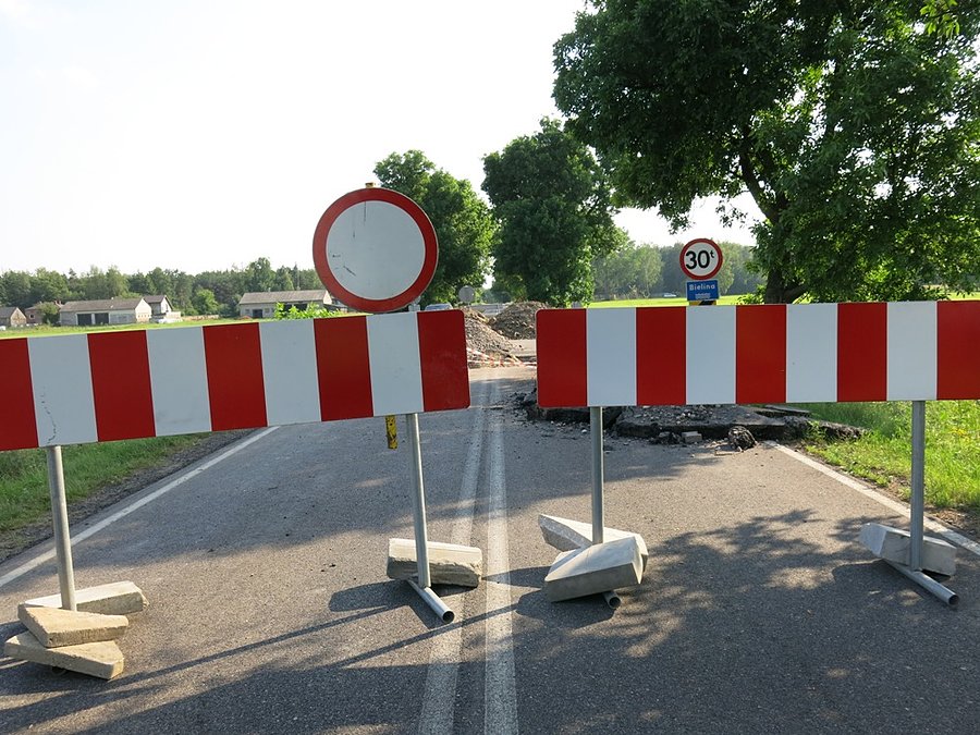 Droga zamknięta - nieprzejezdny most nad Bieliną